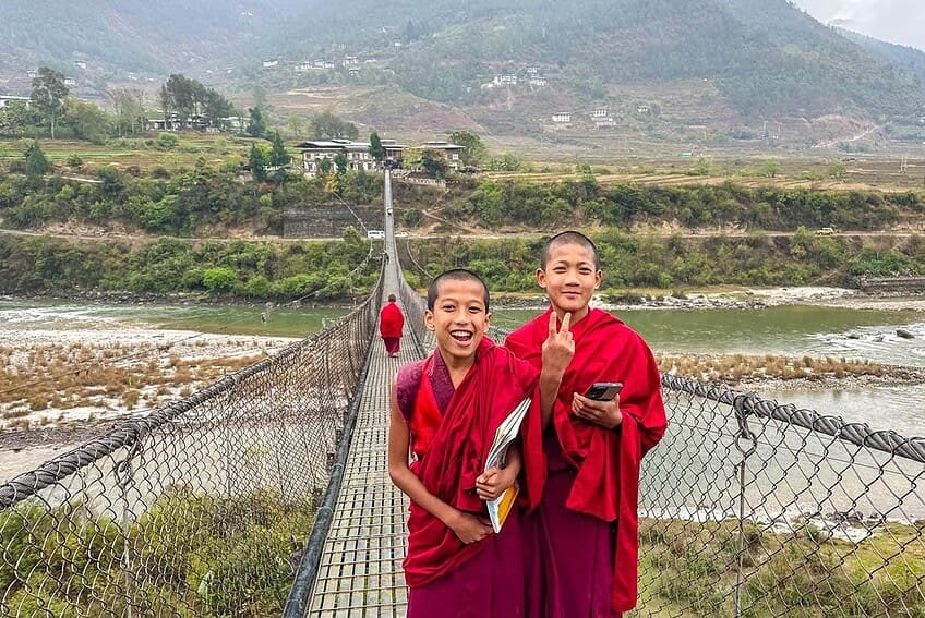 Puente colgante de Punakha, monjas y un Dzong dorado 7 d09-29