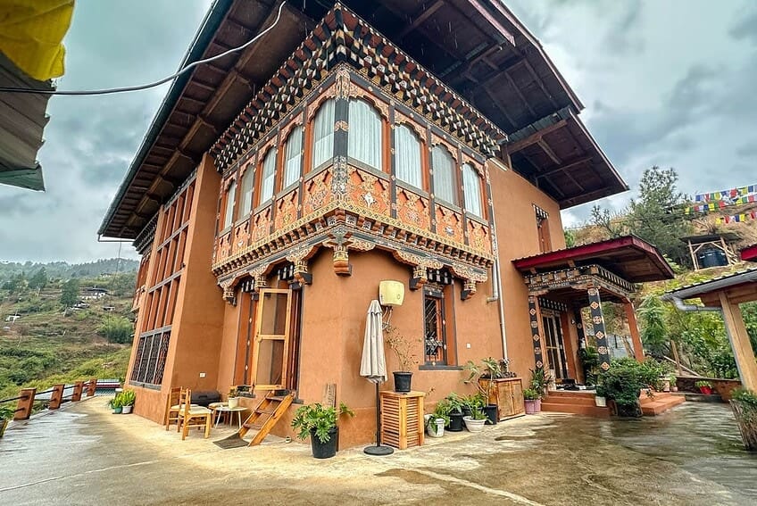 Puente colgante de Punakha, monjas y un Dzong dorado 8 d09-46
