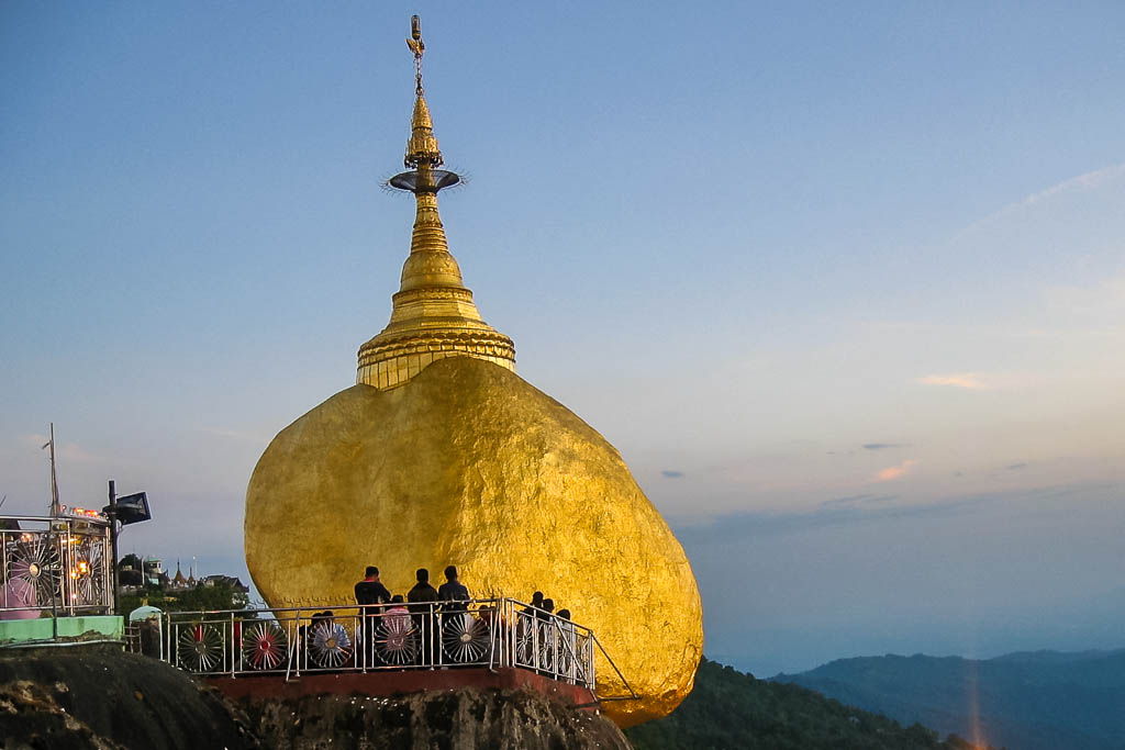 golden rock, Kyaikthiyo, montain top, myanmar, por libre, viaje con amigos, yangon