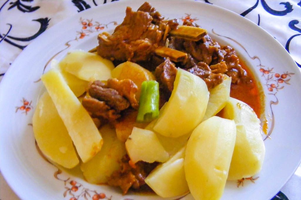 comida hungara, Goulash, Halászlé, Kolbász, Libamáj, Paprika, platos típicos, por libre, Pörkölt, recetas, tradicionales