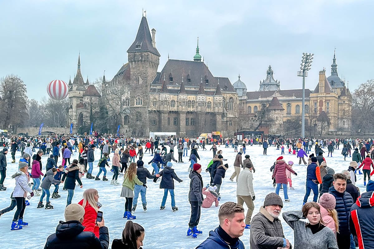 Andrássy, baños termales, etnográfico, imprescindibles, museo, pista de hielo, plaza de los héroes, por libre, recorrido, ruta, Széchenyi, viaje en familia, visitar