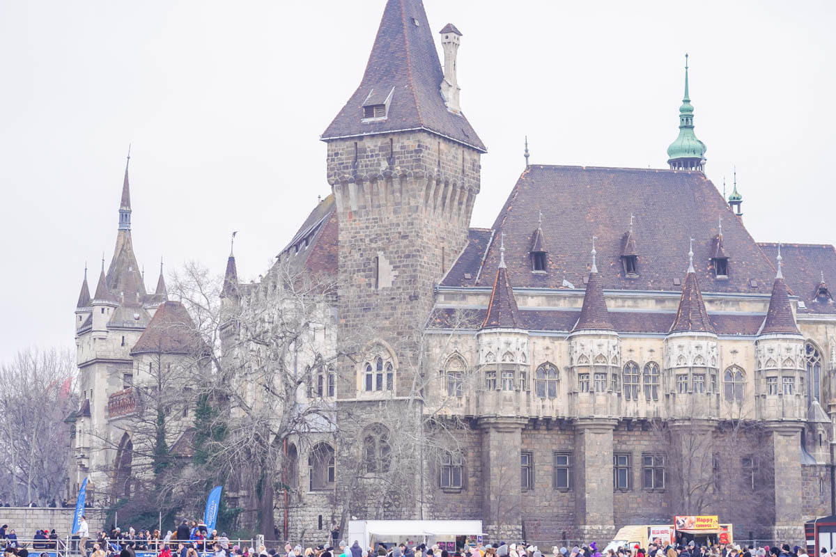 Andrássy, baños termales, etnográfico, imprescindibles, museo, pista de hielo, plaza de los héroes, por libre, recorrido, ruta, Széchenyi, viaje en familia, visitar