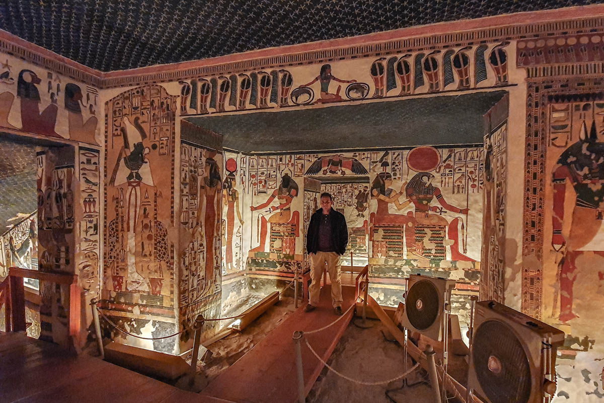 Dentro De La Tumba De Nefertari En El Valle De Las Reinas