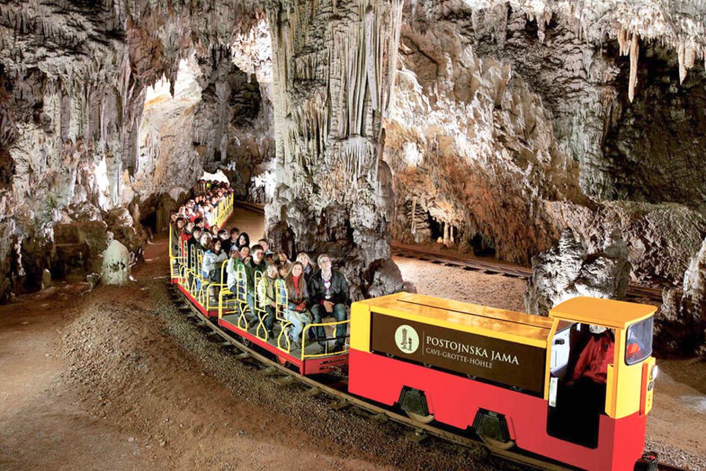 Cueva Postojna y Castillo Predjama: visita, entradas y experiencia
