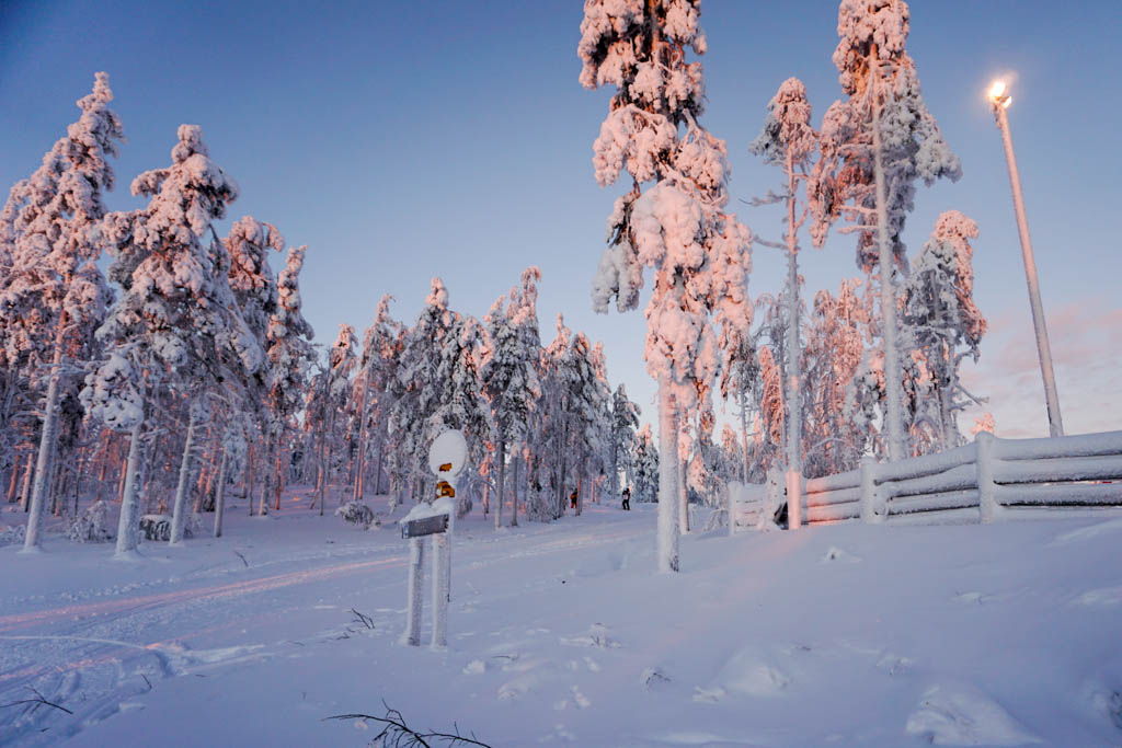 alquiler de coche, finlandia, granja de renos, laponia, Levi, moto de nieve, por libre, Snow Village, trineo de renos, viaje en pareja