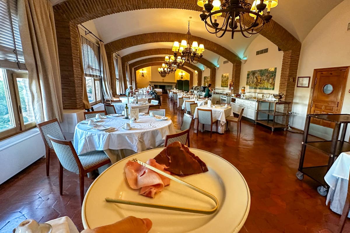 alojamiento, Benavente, Bodega La Gruta, buffet, El Ermitaño, experiencia, gastronomía, habitación, opinión, parador, por libre, review, viajes solo