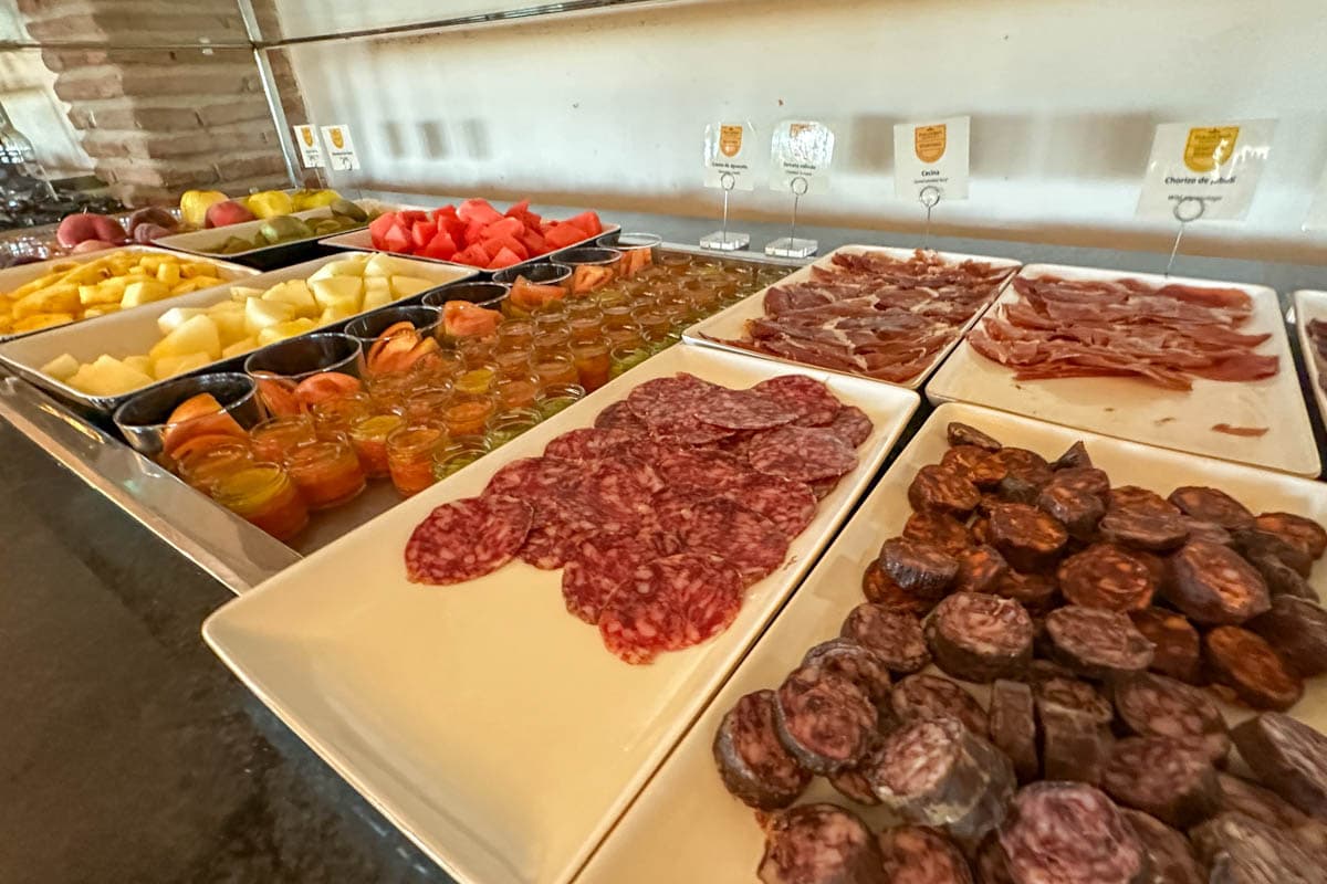 alojamiento, Benavente, Bodega La Gruta, buffet, El Ermitaño, experiencia, gastronomía, habitación, opinión, parador, por libre, review, viajes solo