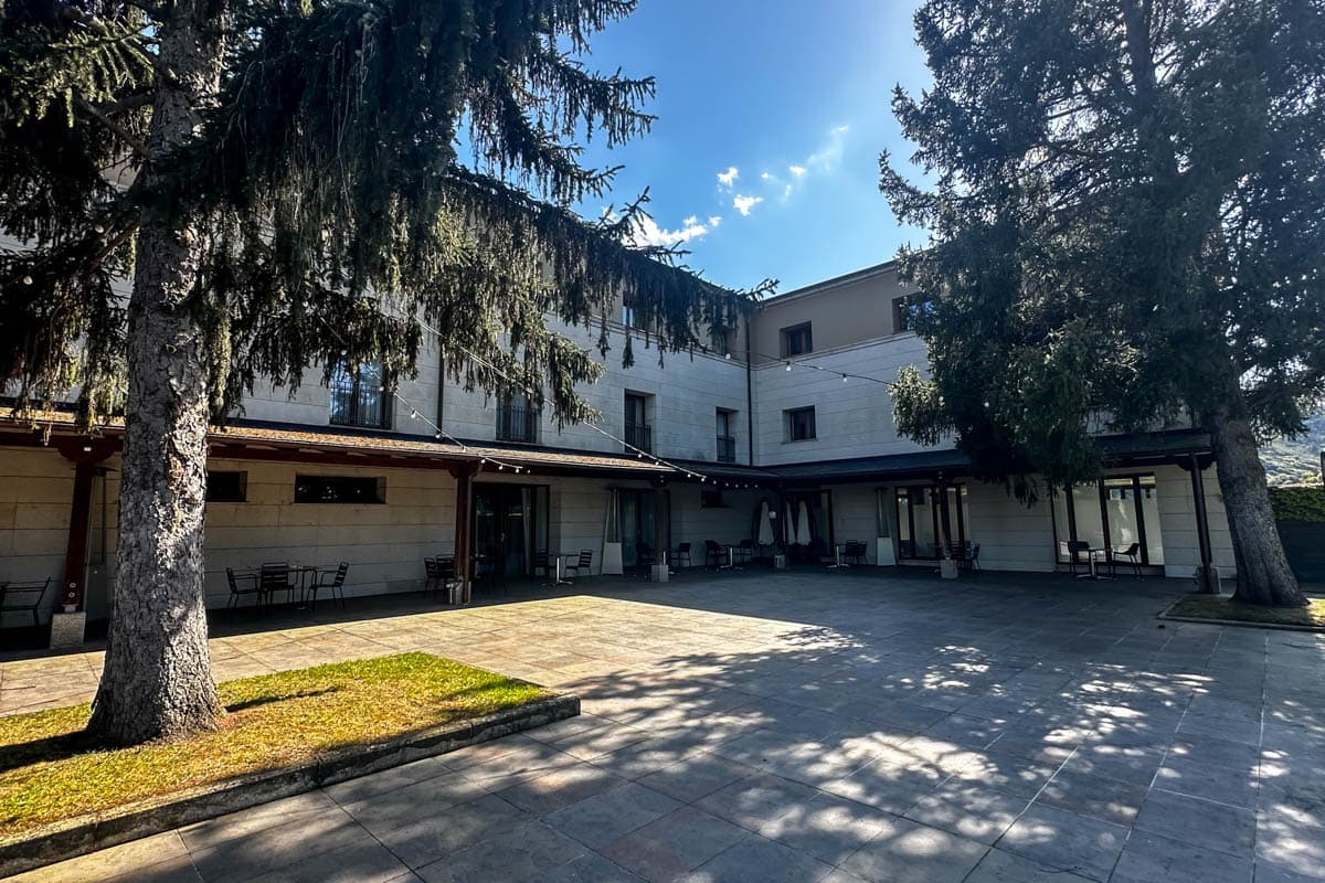 alojamiento, buffet, experiencia, gastronomía, habitación, opinión, palloza de canedo, parador, por libre, prada a tope, review, viaje solo, villafranca del bierzo