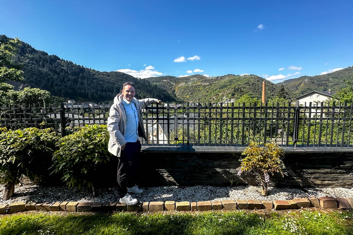 alojamiento, buffet, experiencia, gastronomía, habitación, opinión, palloza de canedo, parador, por libre, prada a tope, review, viaje solo, villafranca del bierzo
