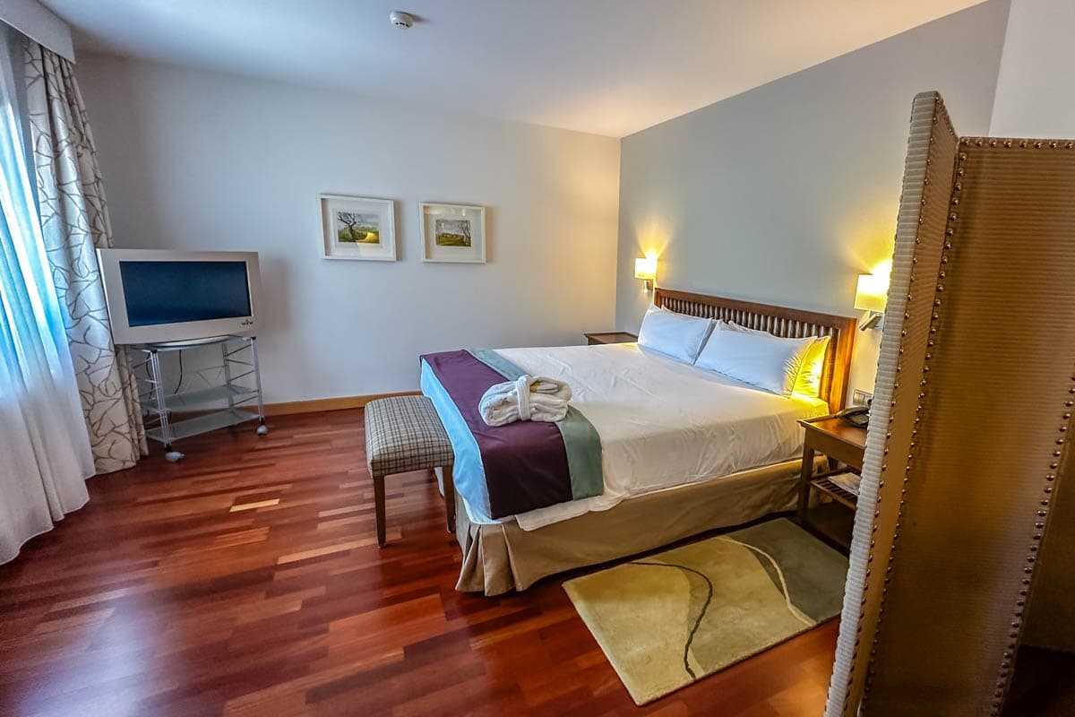 alojamiento, buffet, experiencia, gastronomía, habitación, opinión, palloza de canedo, parador, por libre, prada a tope, review, viaje solo, villafranca del bierzo