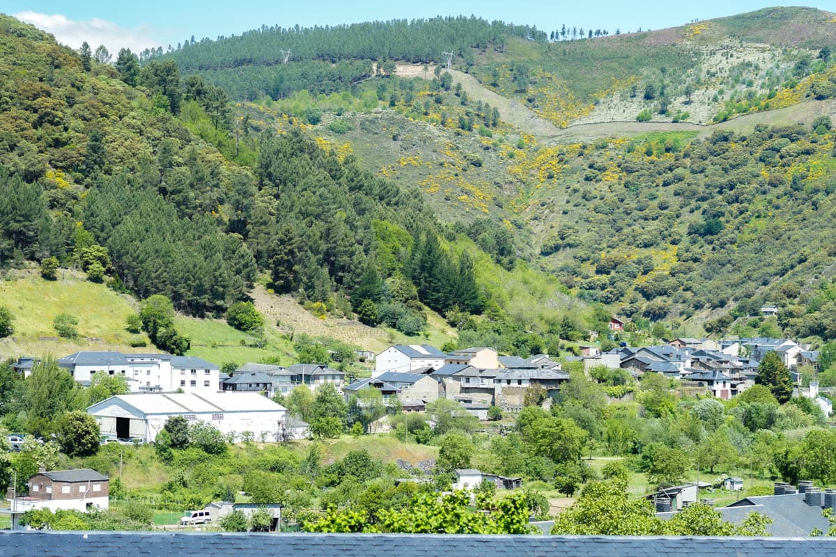 alojamiento, buffet, experiencia, gastronomía, habitación, opinión, palloza de canedo, parador, por libre, prada a tope, review, viaje solo, villafranca del bierzo