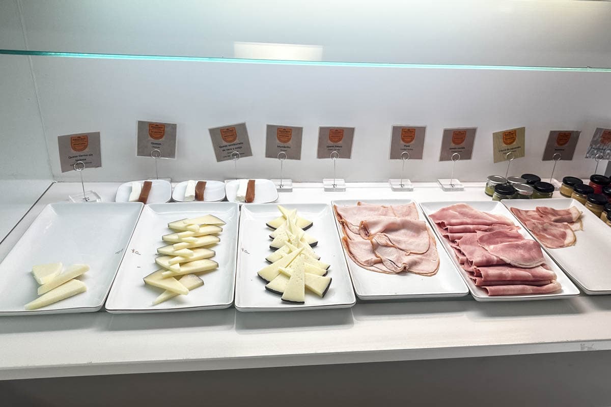 alojamiento, buffet, experiencia, gastronomía, habitación, opinión, palloza de canedo, parador, por libre, prada a tope, review, viaje solo, villafranca del bierzo