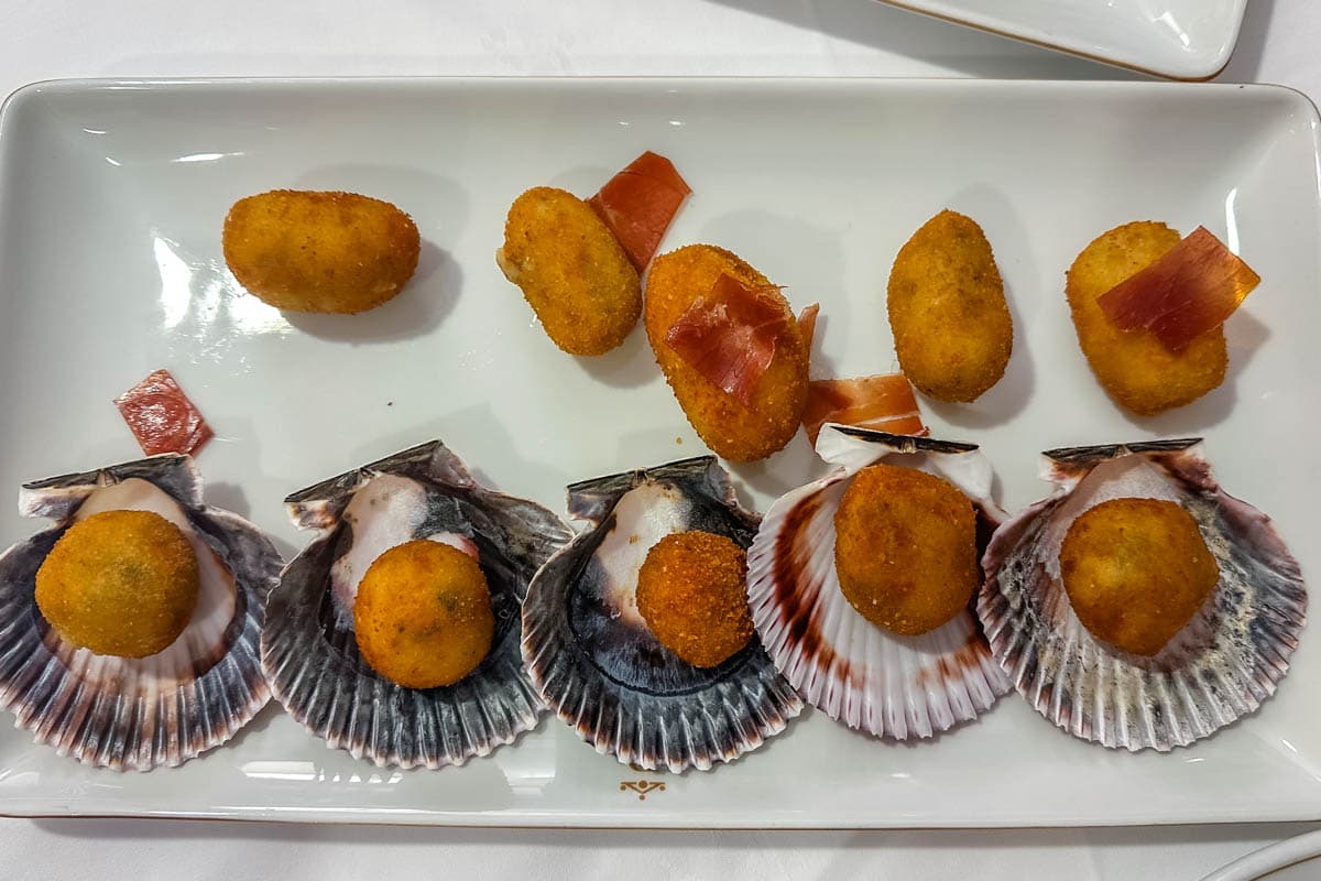 alojamiento, buffet, experiencia, gastronomía, habitación, opinión, palloza de canedo, parador, por libre, prada a tope, review, viaje solo, villafranca del bierzo