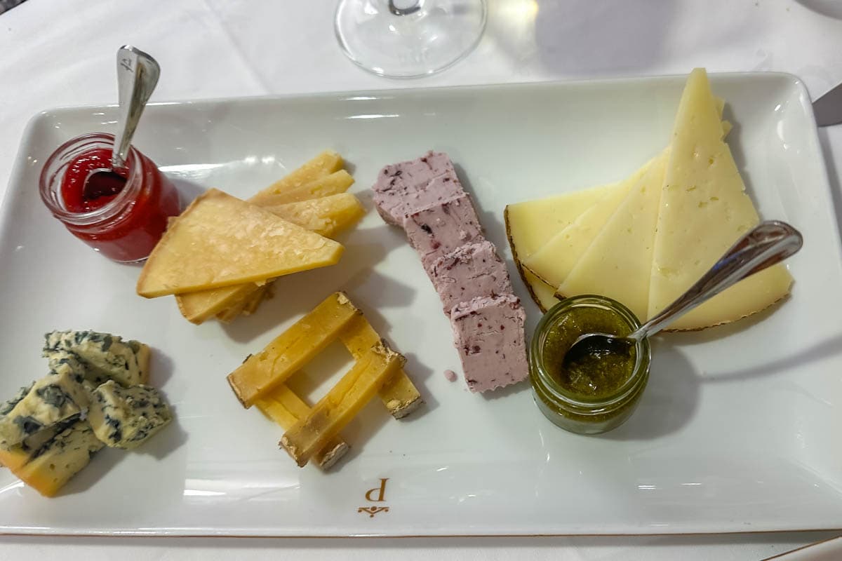alojamiento, buffet, experiencia, gastronomía, habitación, opinión, palloza de canedo, parador, por libre, prada a tope, review, viaje solo, villafranca del bierzo