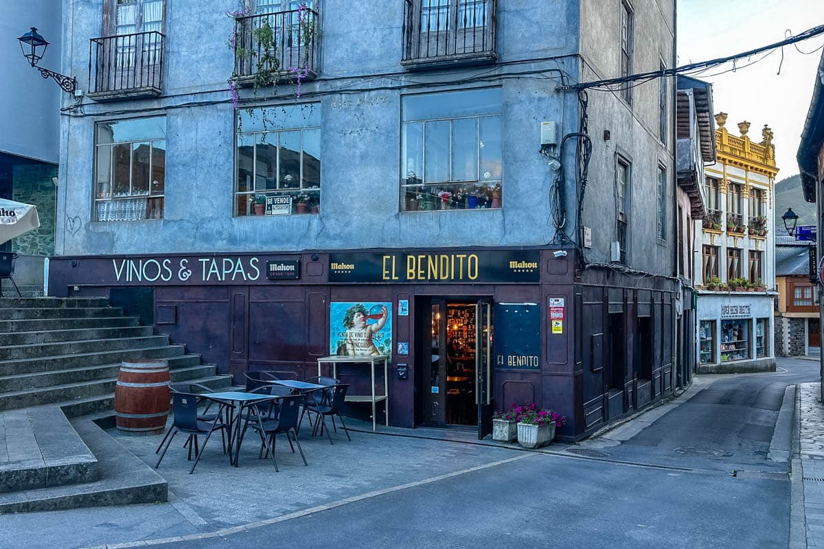 alojamiento, buffet, experiencia, gastronomía, habitación, opinión, palloza de canedo, parador, por libre, prada a tope, review, viaje solo, villafranca del bierzo