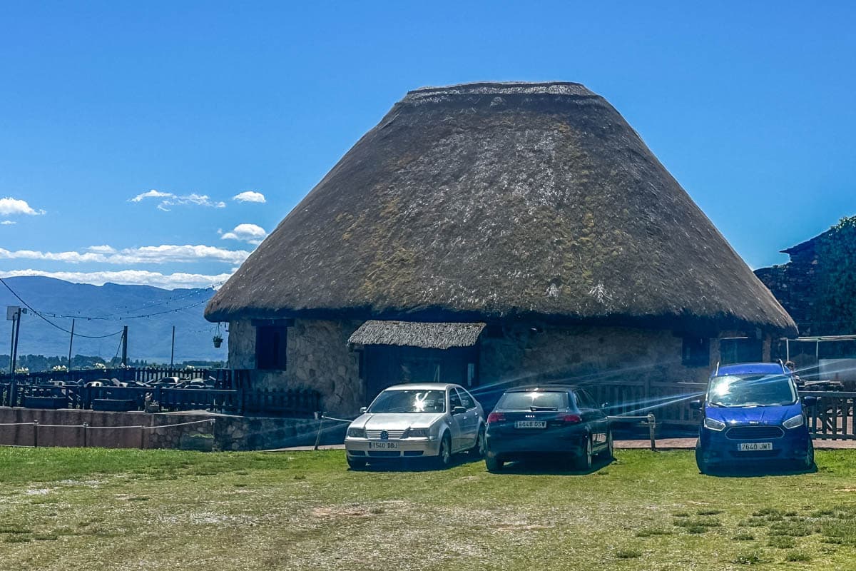 alojamiento, buffet, experiencia, gastronomía, habitación, opinión, palloza de canedo, parador, por libre, prada a tope, review, viaje solo, villafranca del bierzo