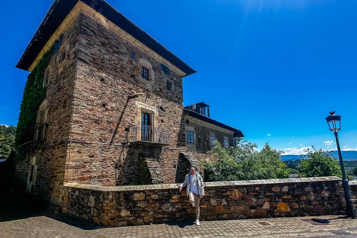 alojamiento, buffet, experiencia, gastronomía, habitación, opinión, palloza de canedo, parador, por libre, prada a tope, review, viaje solo, villafranca del bierzo