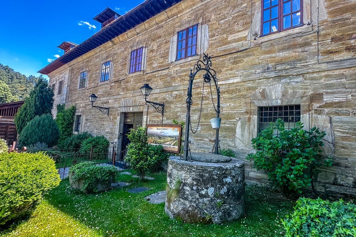 alojamiento, buffet, experiencia, gastronomía, habitación, opinión, palloza de canedo, parador, por libre, prada a tope, review, viaje solo, villafranca del bierzo