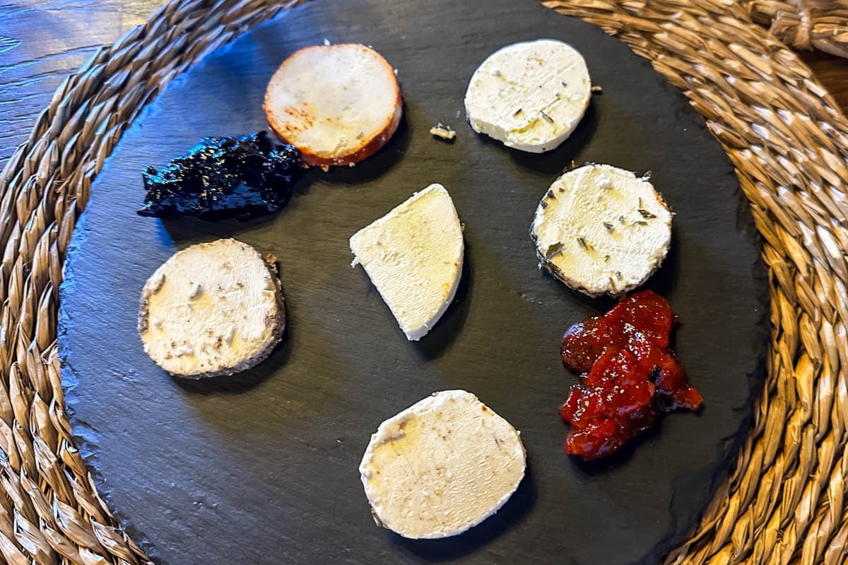alojamiento, buffet, experiencia, gastronomía, habitación, opinión, palloza de canedo, parador, por libre, prada a tope, review, viaje solo, villafranca del bierzo