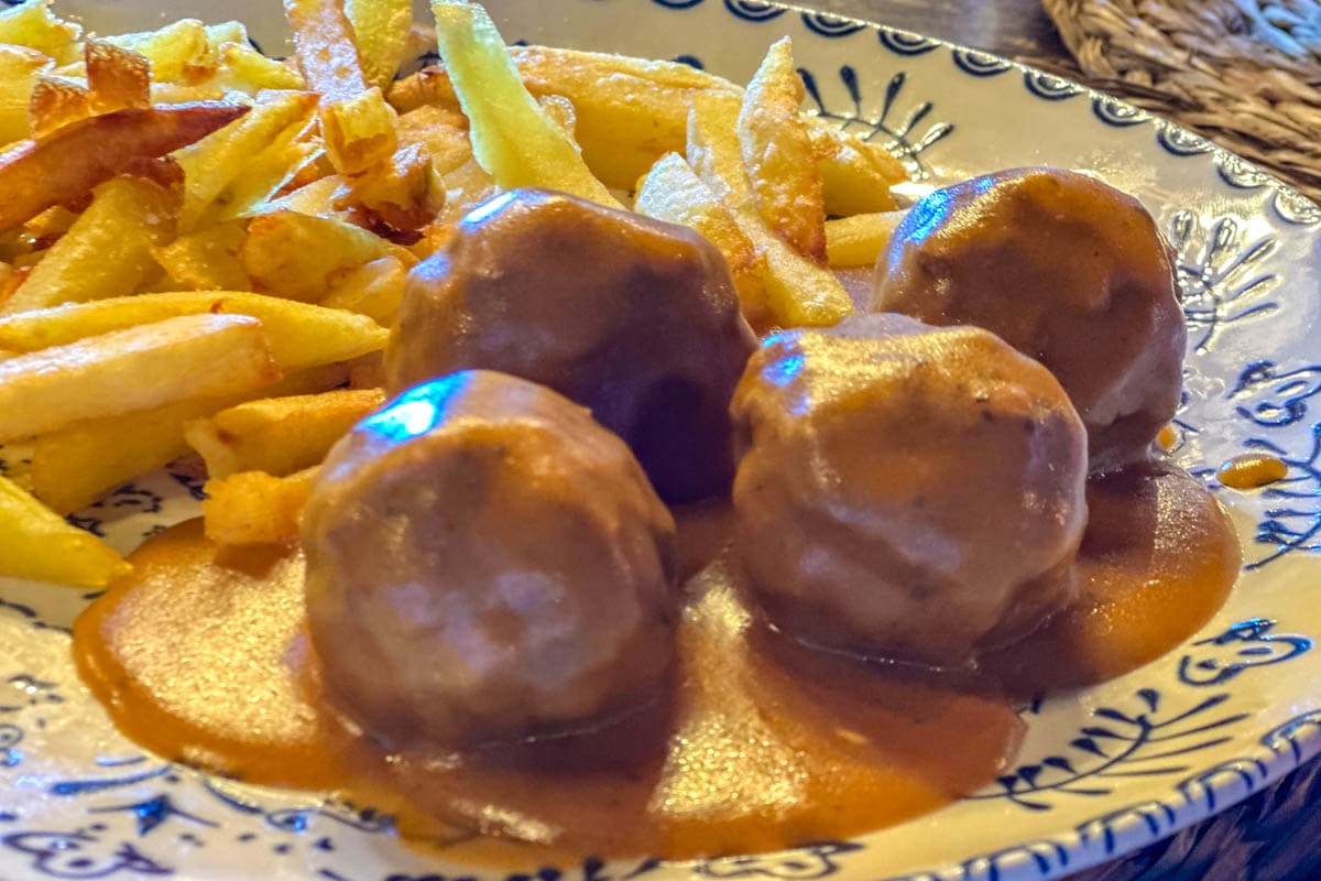alojamiento, buffet, experiencia, gastronomía, habitación, opinión, palloza de canedo, parador, por libre, prada a tope, review, viaje solo, villafranca del bierzo