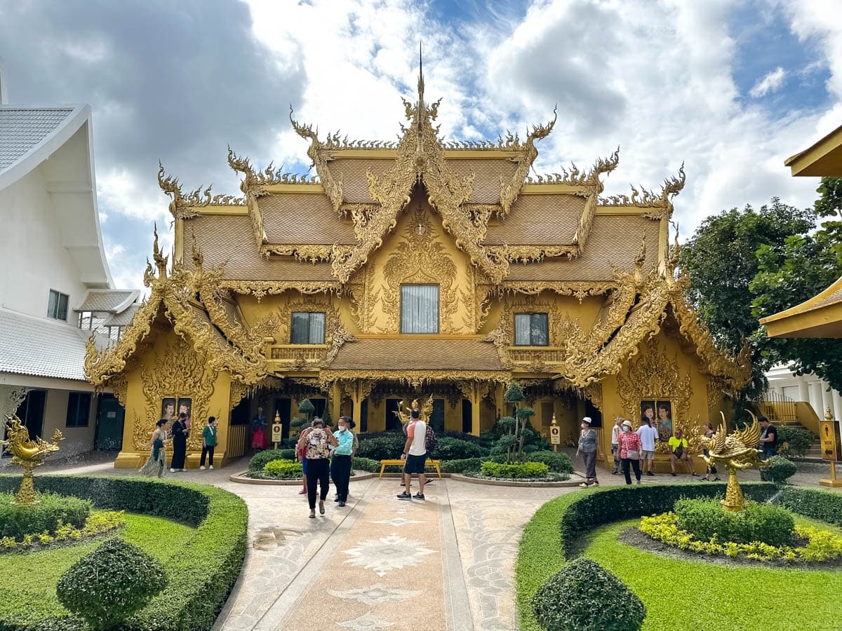 casa negra, Chiang Mai, chiang Rai, excursión, Lalitta Café, mercado nocturno, museo, sunday night bazaar, templo azul, templo blanco, tour